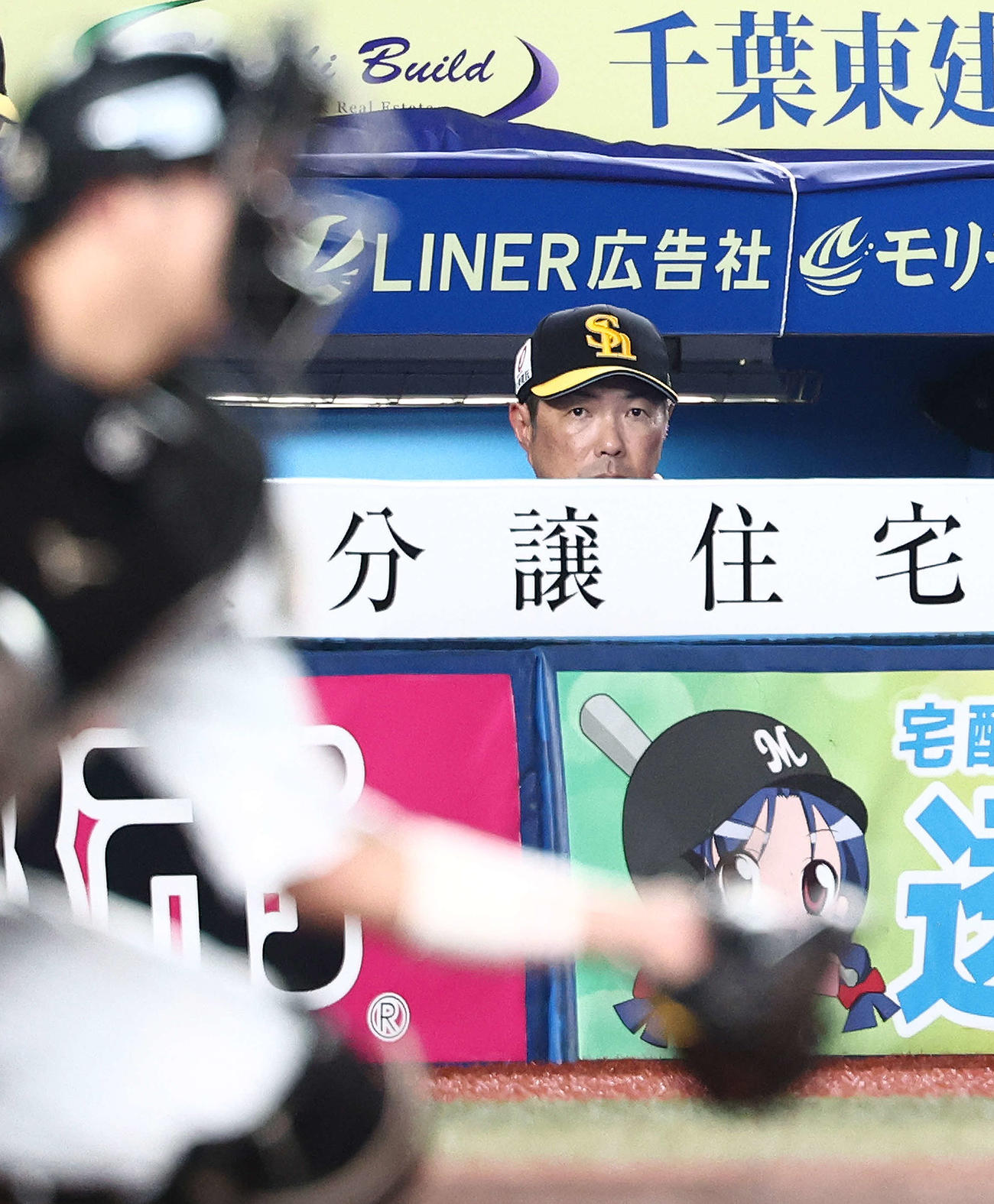ロッテ対ソフトバンク　9回表、戦況を見守る小久保監督（撮影・河田真司）