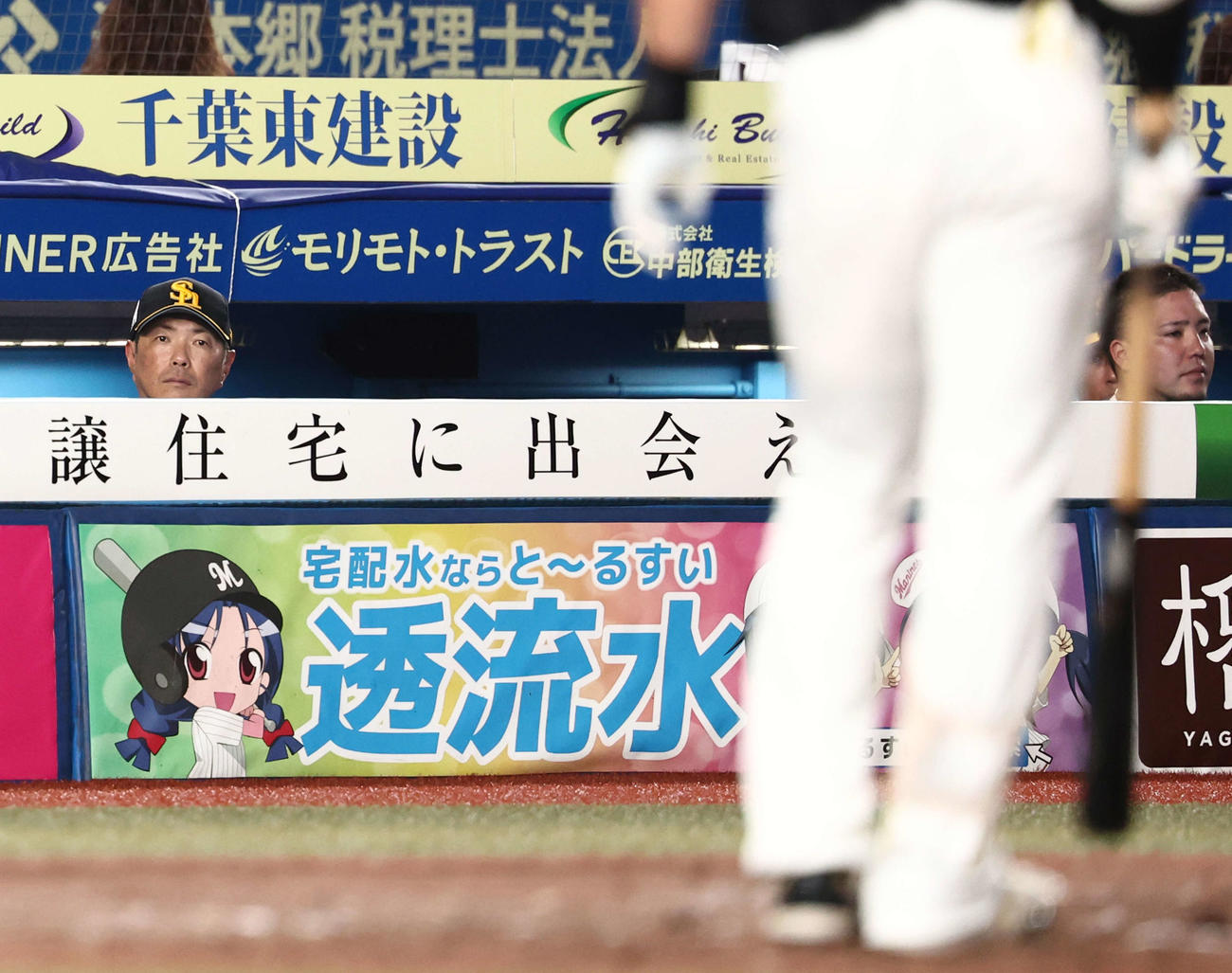 ロッテ対ソフトバンク　5回表、戦況を見守る小久保監督（左）と山川（撮影・河田真司）