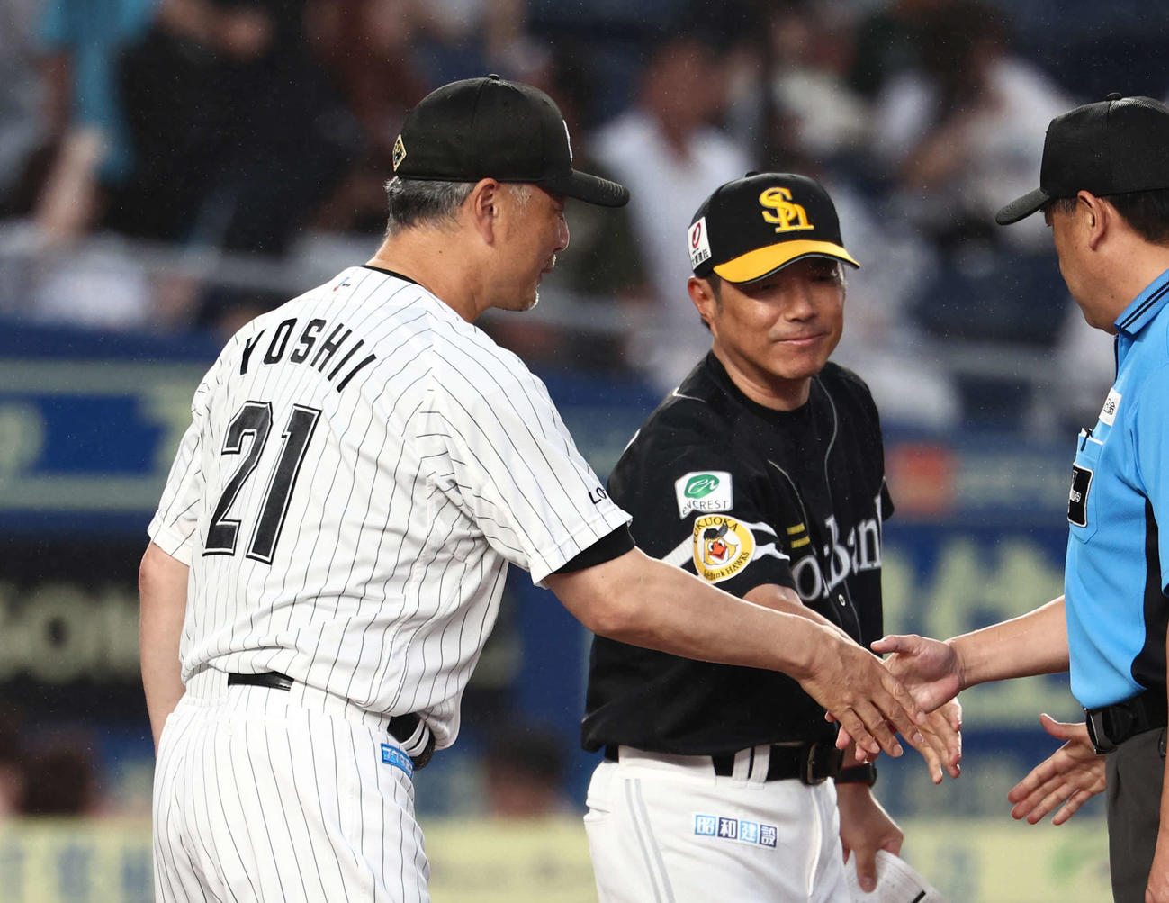 ロッテ対ソフトバンク　メンバー表交換するロッテ吉井監督（左）とソフトバンク小久保監督（撮影・河田真司）