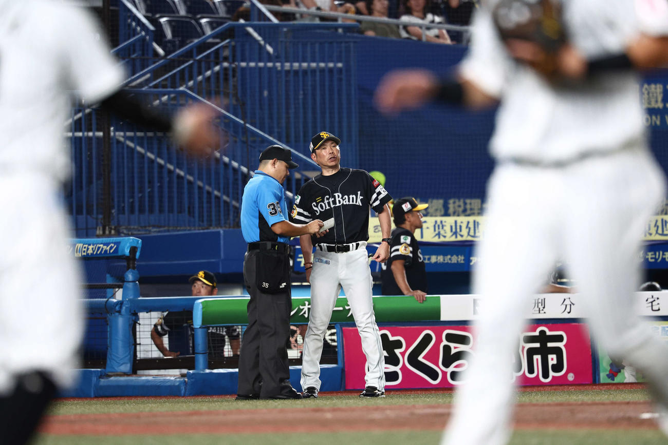 ロッテ対ソフトバンク　6回表を終え、選手交代を告げる小久保監督（撮影・河田真司）