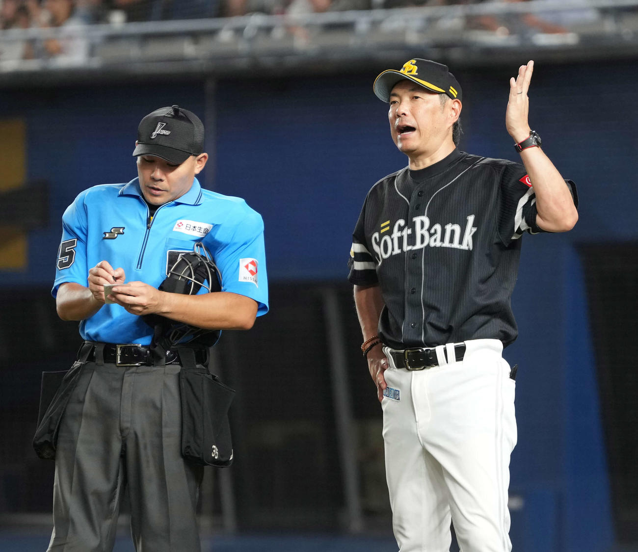 ロッテ対ソフトバンク　球審に選手交代を告げるソフトバンク小久保監督（撮影・小沢裕）
