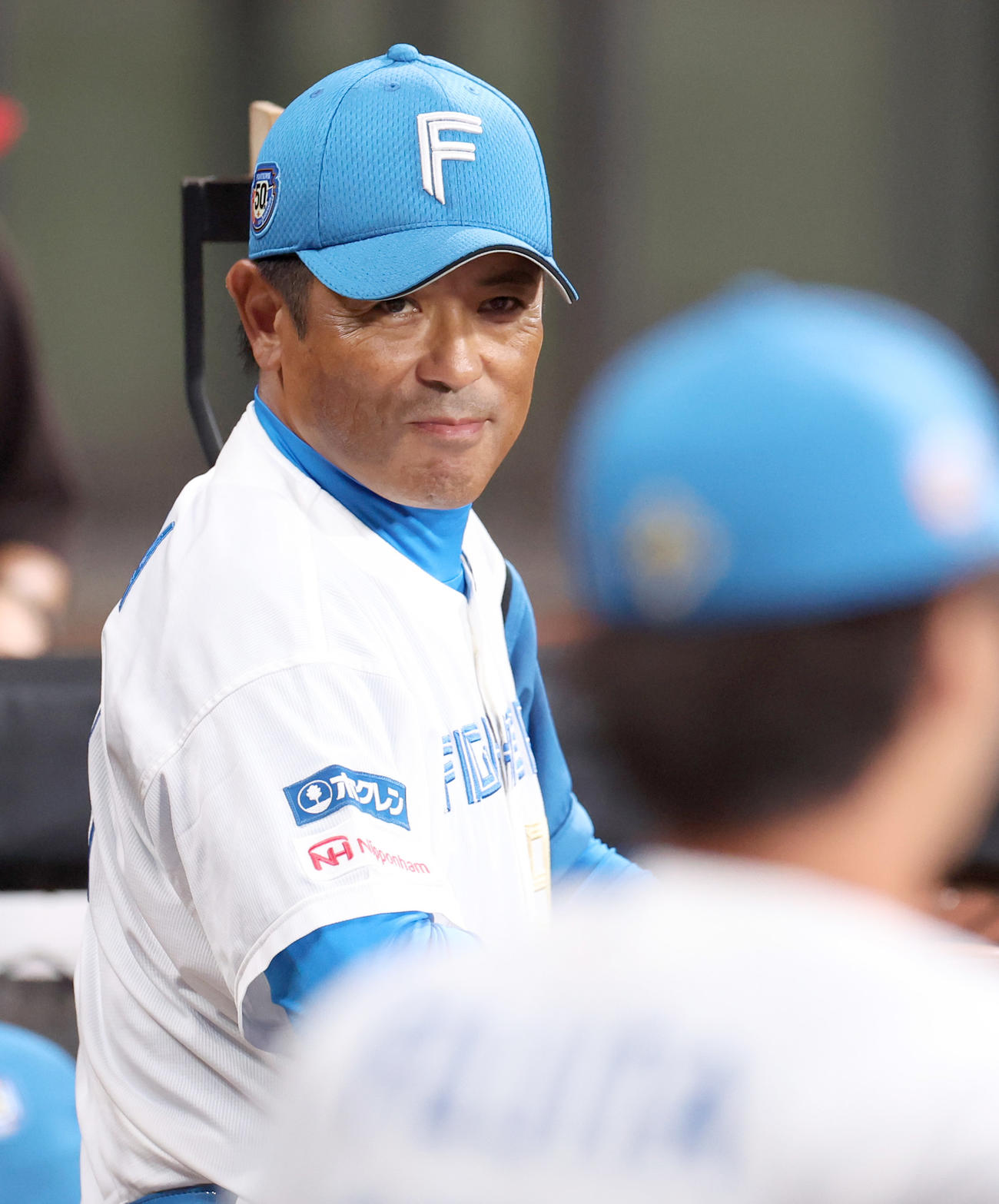 日本ハム2軍対北海道社会人・大学選抜　ベンチから戦況を見つめる日本ハム稲葉2軍監督（撮影・佐藤翔太）