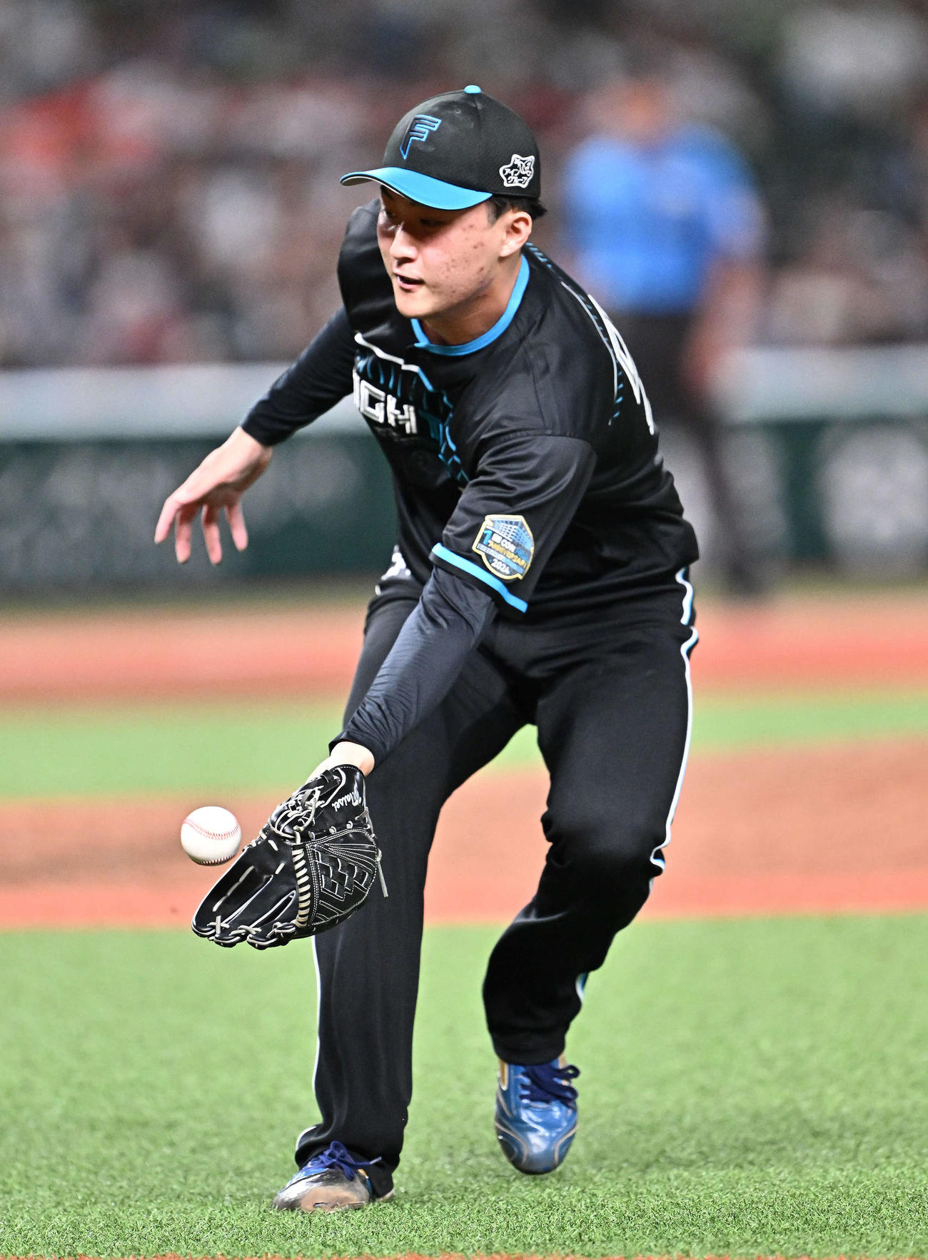 西武対日本ハム　9回裏西武1死、元山の投ゴロを捕球する柳川（撮影・滝沢徹郎）