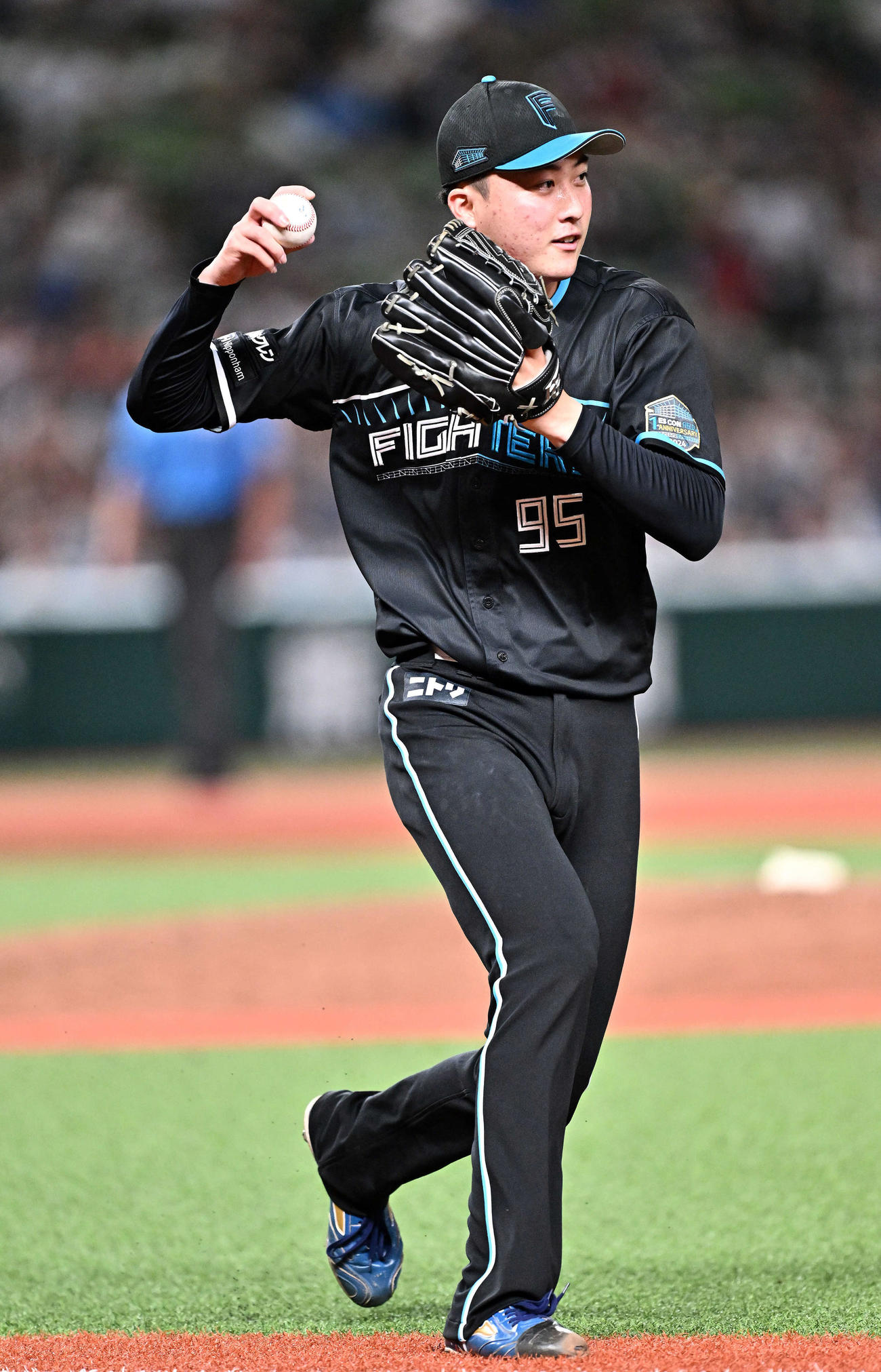 西武対日本ハム　9回裏西武1死、元山の投ゴロを捕球した柳川（撮影・滝沢徹郎）