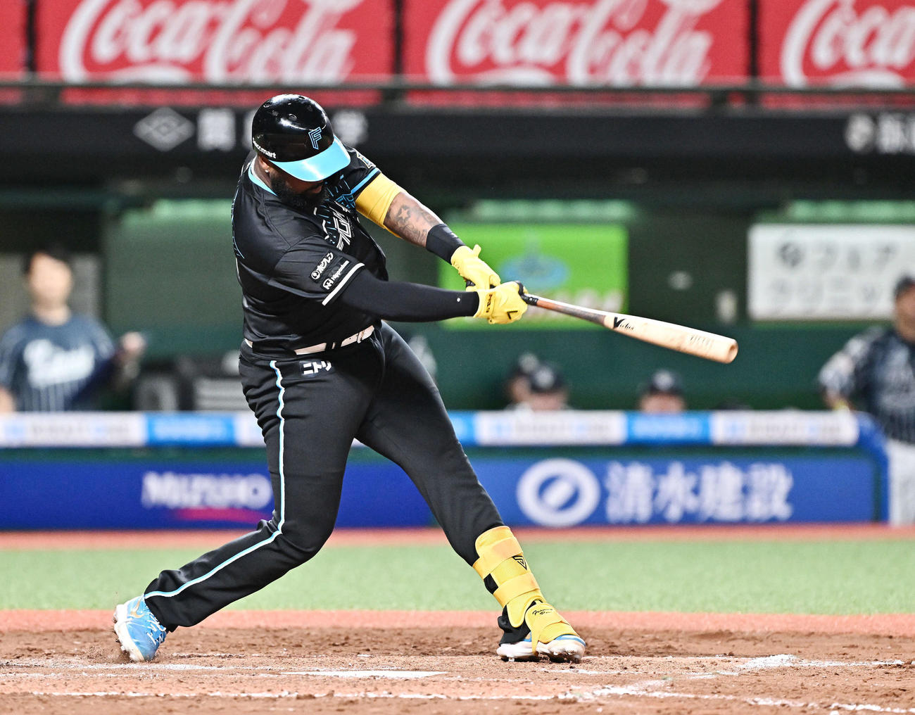 西武対日本ハム　8回表日本ハム無死、レイエスは左前打を放つ（撮影・滝沢徹郎）