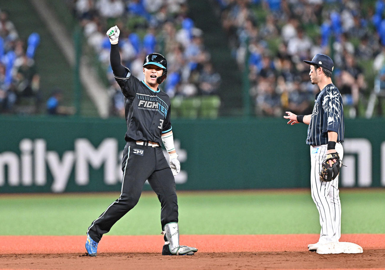西武対日本ハム　7回表日本ハム2死二、三塁、郡司（左）は左翼に2点適時二塁打を放ちガッツポーズする。二塁手外崎（撮影・滝沢徹郎）