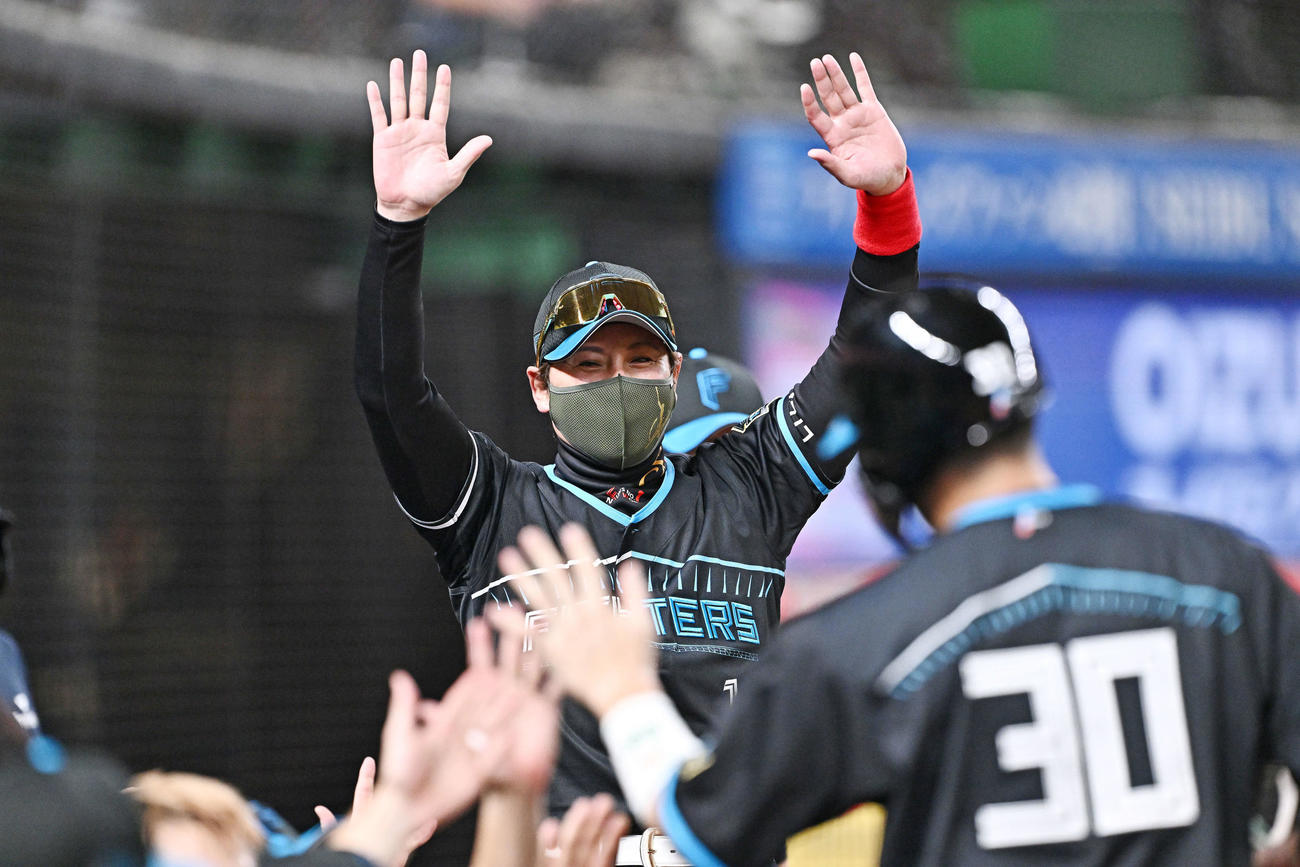 西武対日本ハム　7回表日本ハム2死二、三塁、2点適時二塁打を放った郡司（手前）をバンザイで迎える新庄監督（撮影・滝沢徹郎）