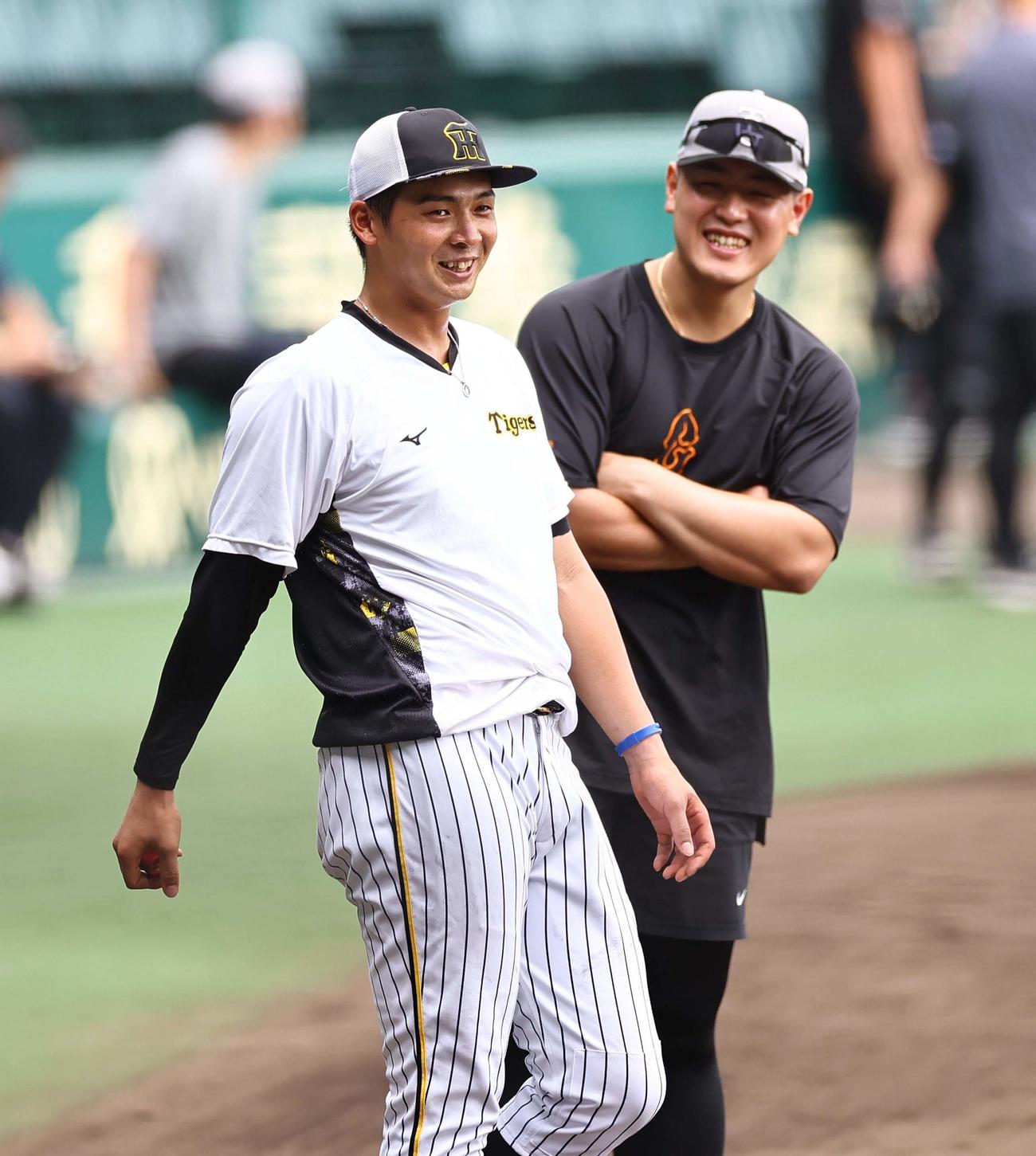 岡本（右）と談笑する井上（撮影・上田博志）