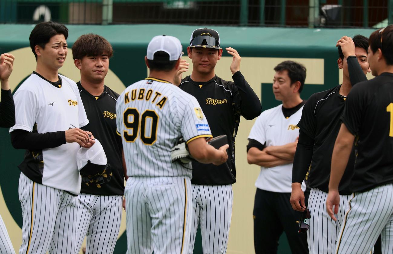 阪神対巨人　1軍に合流した及川（撮影・加藤哉）
