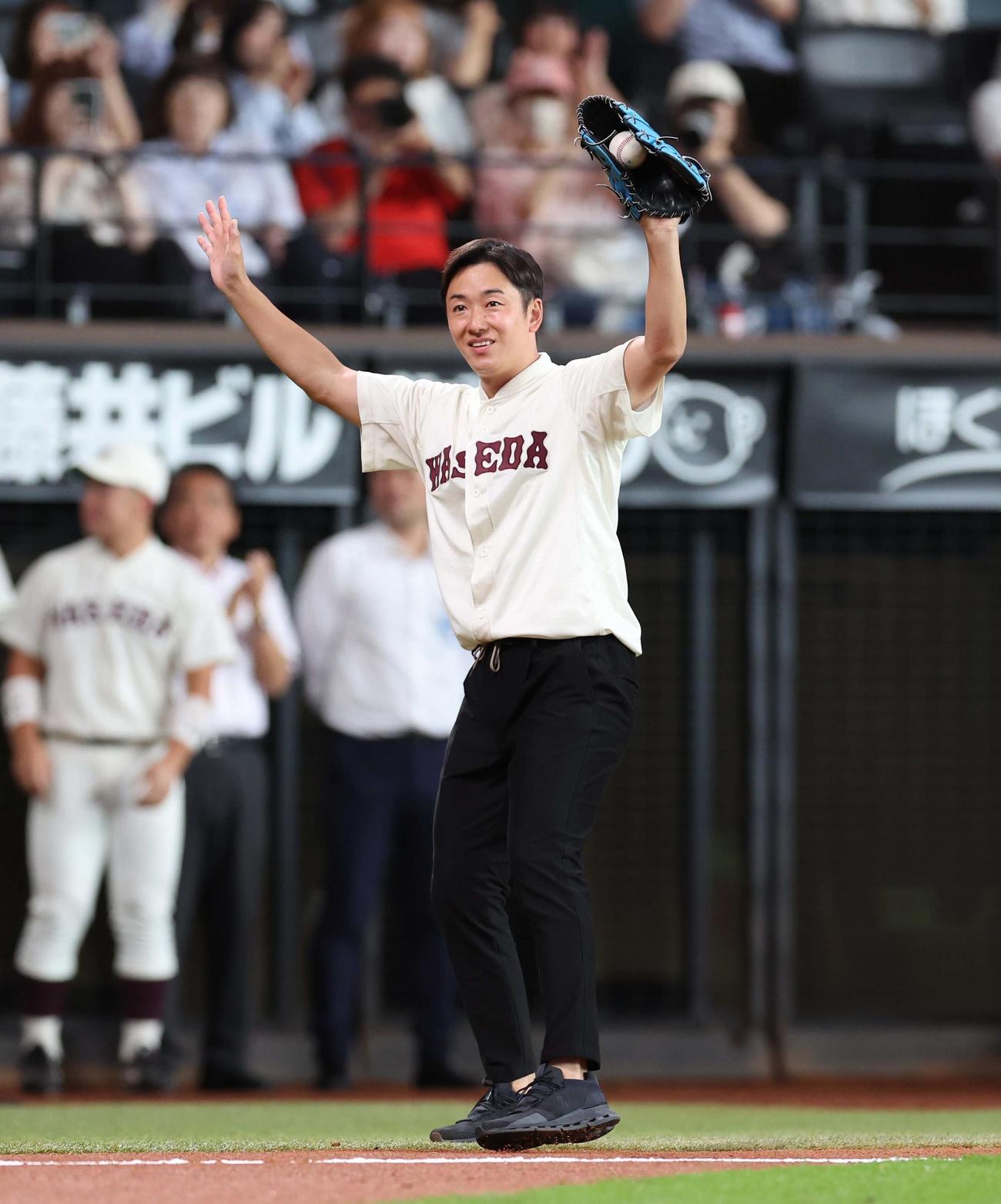日本ハム2軍対東京6大学選抜　ファーストピッチセレモニーに登場する斎藤氏（撮影・黒川智章）