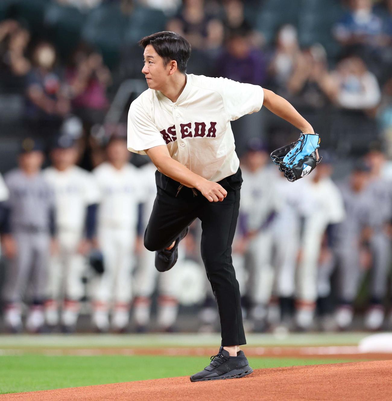日本ハム2軍対東京6大学選抜　ファーストピッチセレモニーで投球する斎藤氏（撮影・黒川智章）