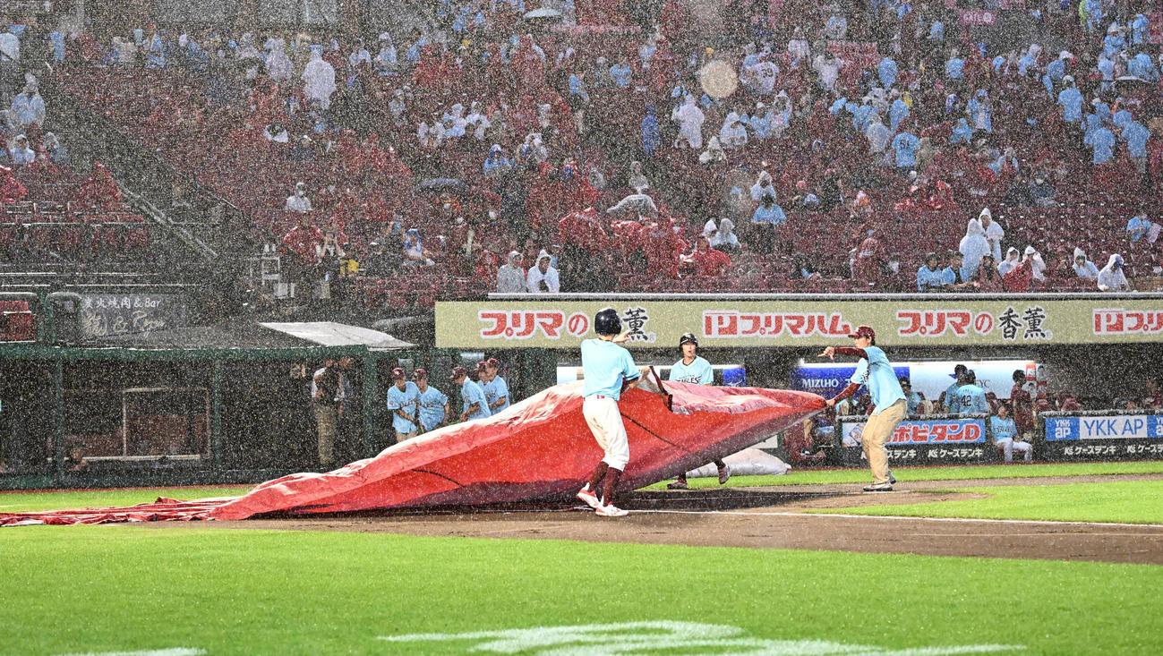 楽天対オリックス　1回途中、激しい降雨のためゲームが一時中断し、グラウンドにシートをかけるスタッフ（撮影・千葉一成）