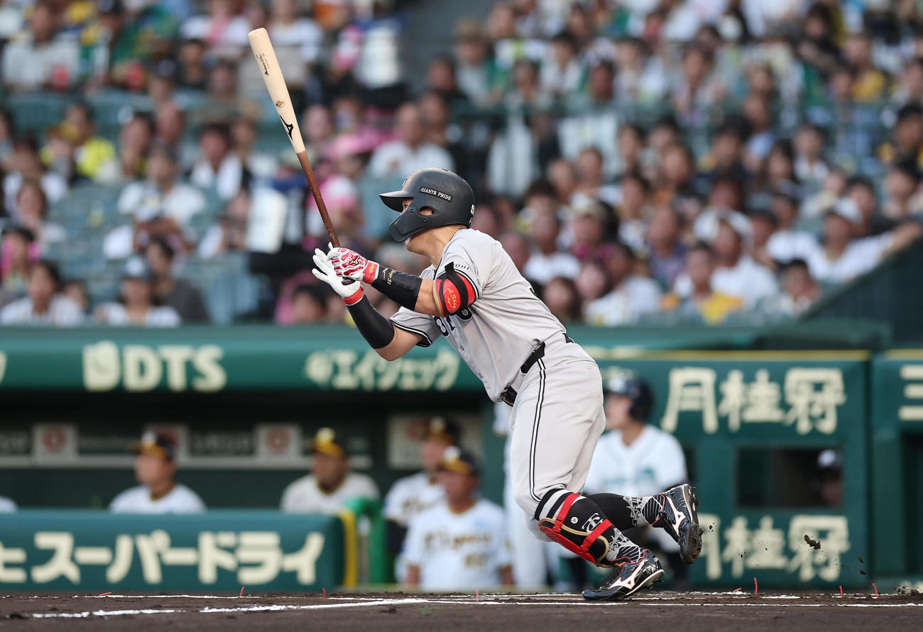 阪神対巨人　1回表巨人1死、右中間へ二塁打を放つ浅野（撮影・前田充）