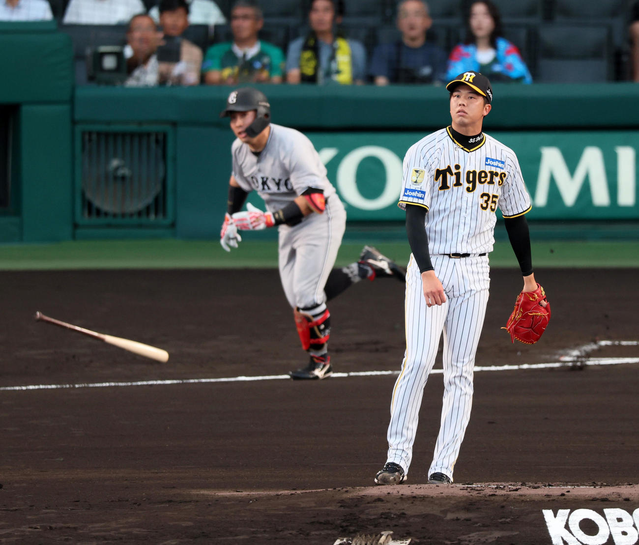 阪神対巨人　1回表巨人1死、才木は浅野に中二塁打を打たれる（撮影・加藤哉）