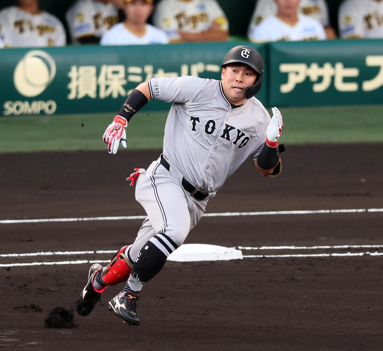 阪神対巨人　1回表巨人1死、浅野は中二塁打を放つ（撮影・加藤哉）