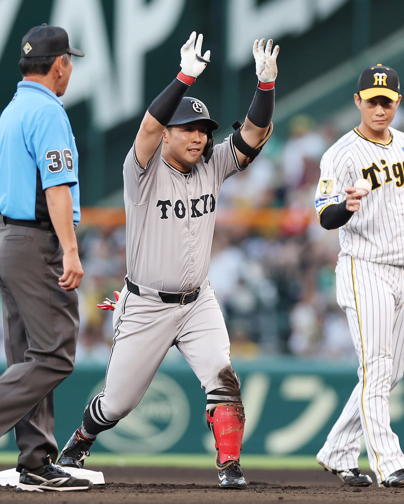阪神対巨人　1回表巨人1死、右中間へ二塁打を放ち、ベンチに向かってポーズをとる浅野（中央）（撮影・前田充）