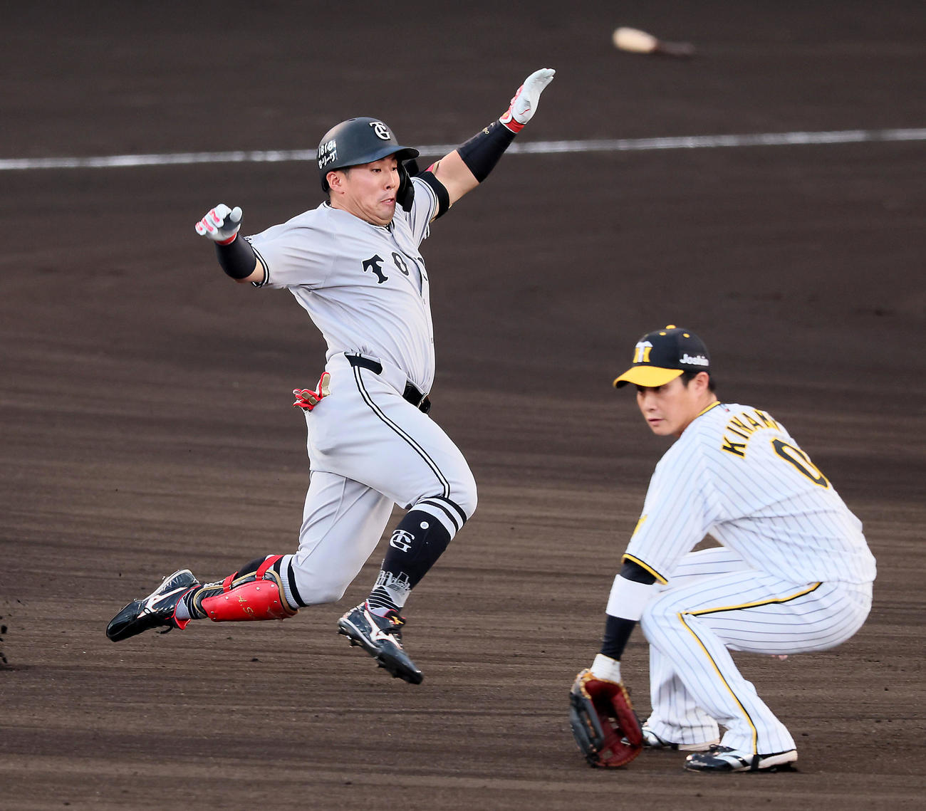 阪神対巨人　1回表巨人1死、浅野は中二塁打を放ちスライディングする。野手木浪（撮影・加藤哉）