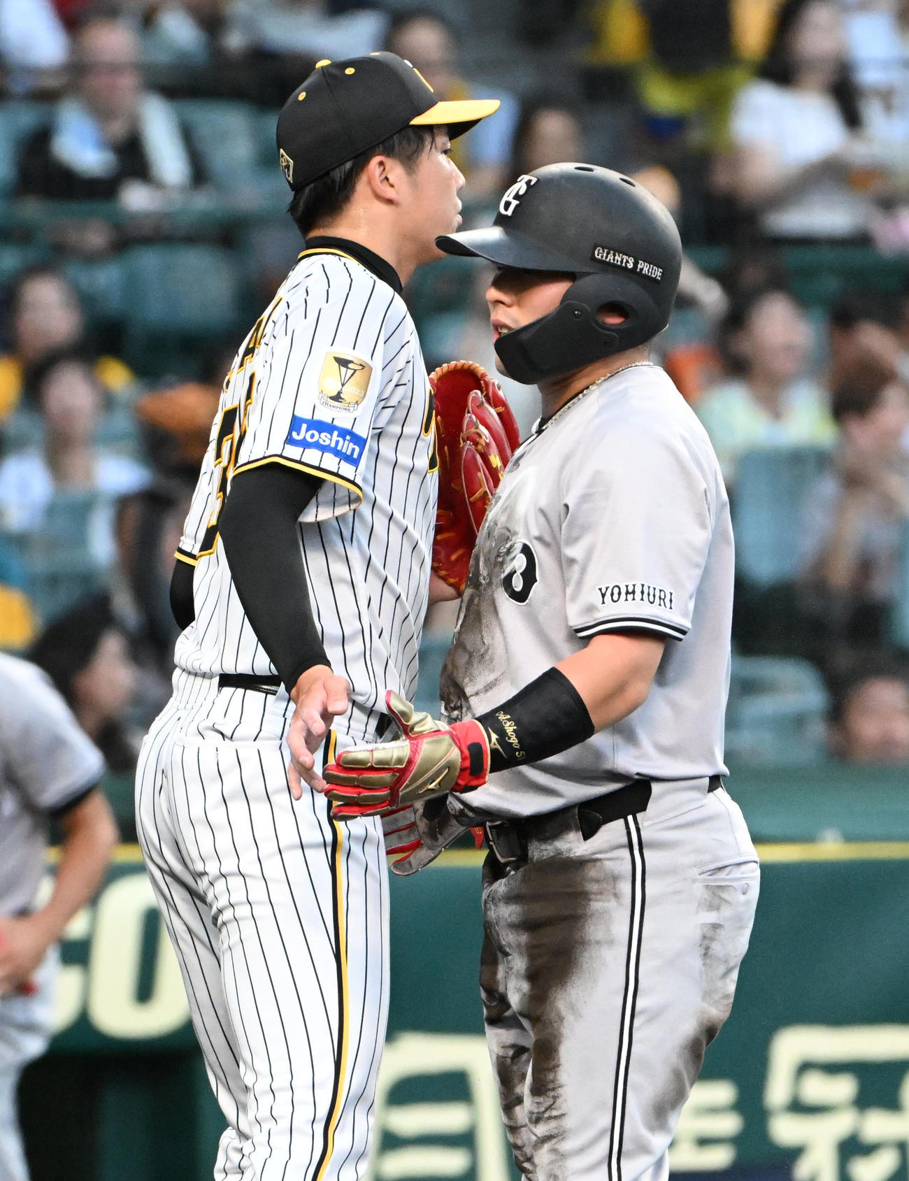 阪神対巨人　1回表巨人1死二塁、ココ・モンテスの適時打で生還する浅野（右）。左は才木（撮影・石井愛子）