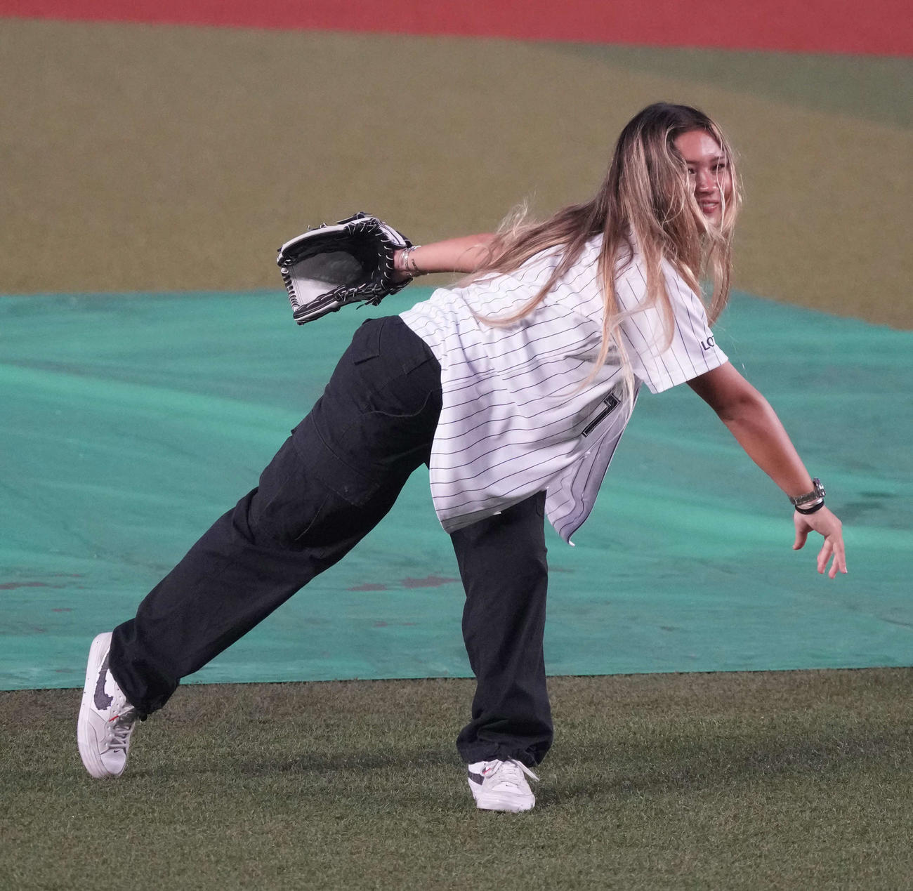 ロッテ対ソフトバンク　セレモニアルピッチに臨むパリ五輪スケートボード女子パークで銅メダリストのブラウン（撮影・小沢裕）