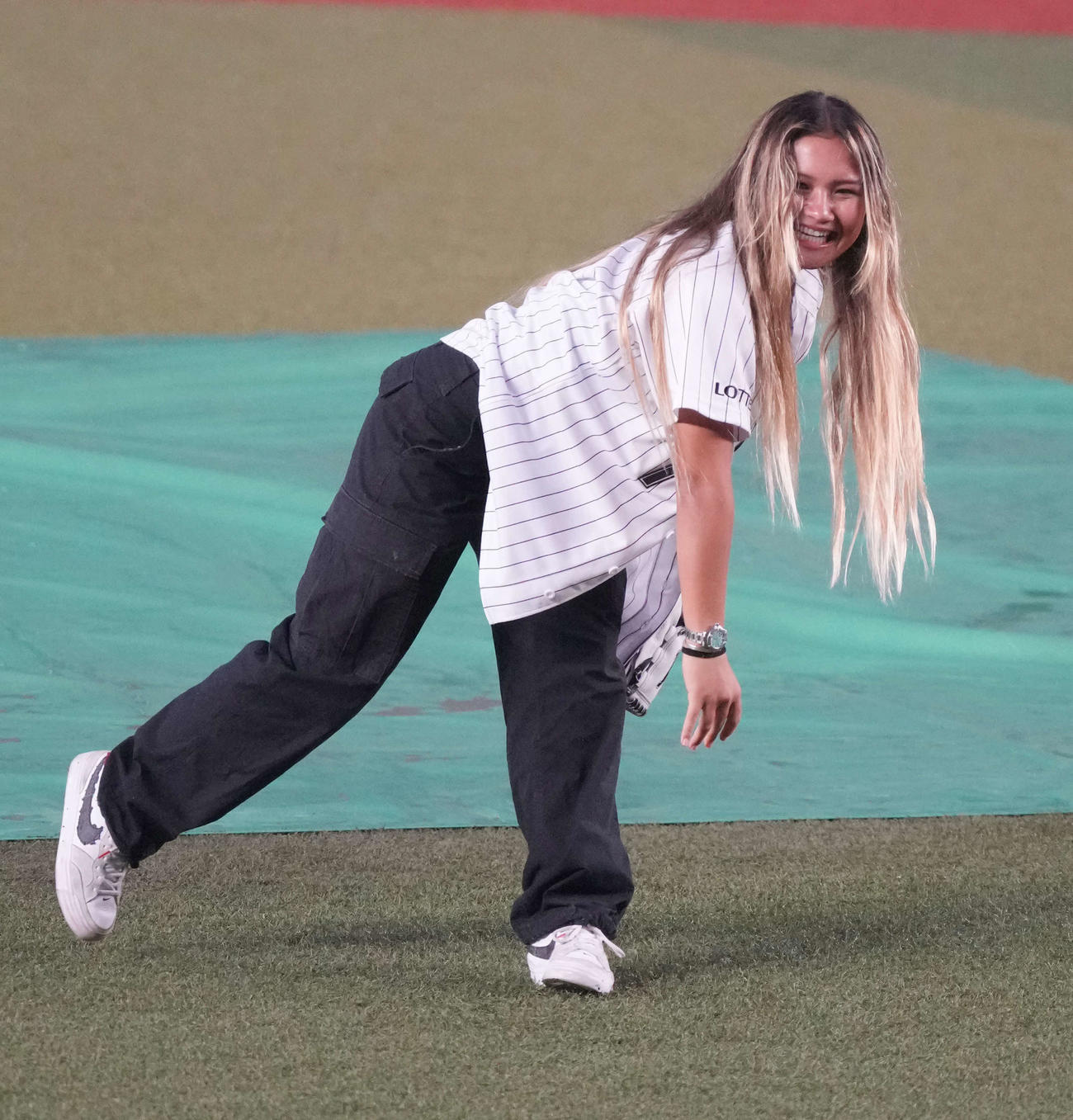 ロッテ対ソフトバンク　セレモニアルピッチに臨むパリ五輪スケートボード女子パークで銅メダリストのブラウン（撮影・小沢裕）
