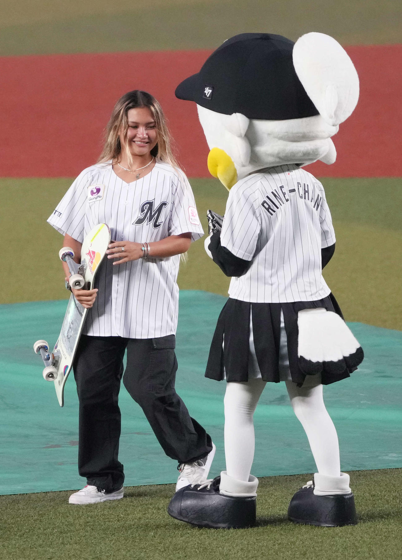 ロッテ対ソフトバンク　セレモニアルピッチに臨むパリ五輪スケートボード女子パークで銅メダリストのブラウン（撮影・小沢裕）