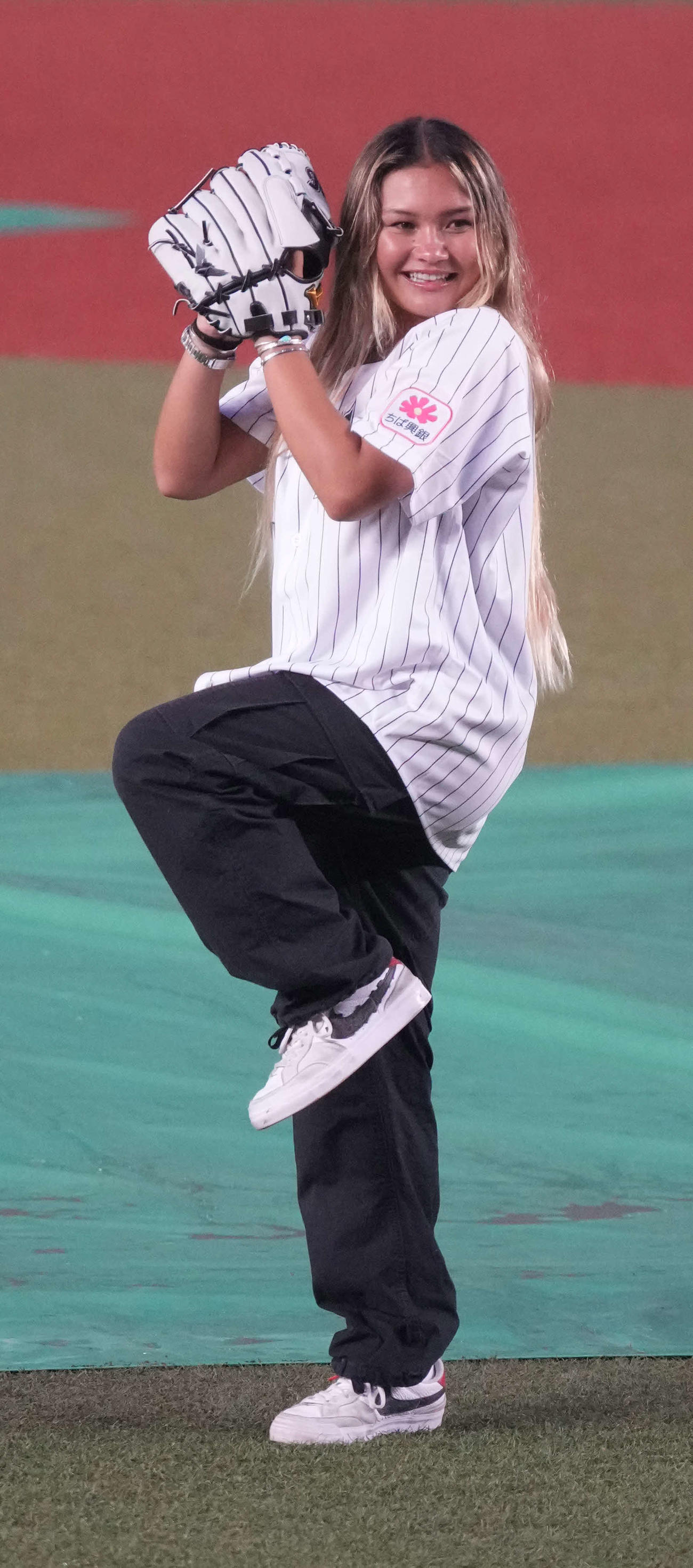 ロッテ対ソフトバンク　セレモニアルピッチに臨むパリ五輪スケートボード女子パークで銅メダリストのブラウン（撮影・小沢裕）