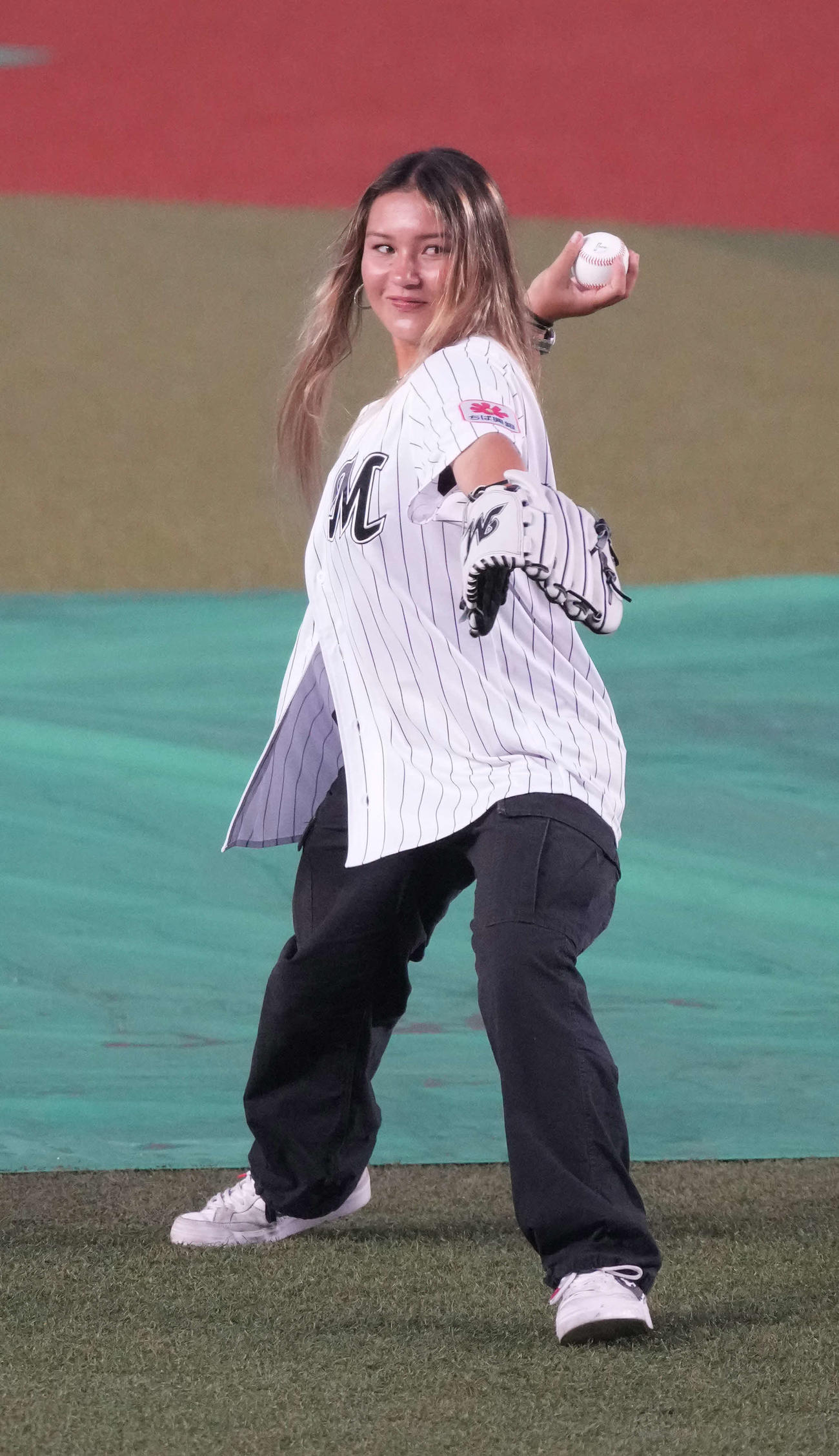 ロッテ対ソフトバンク　セレモニアルピッチに臨むパリ五輪スケートボード女子パークで銅メダリストのブラウン（撮影・小沢裕）