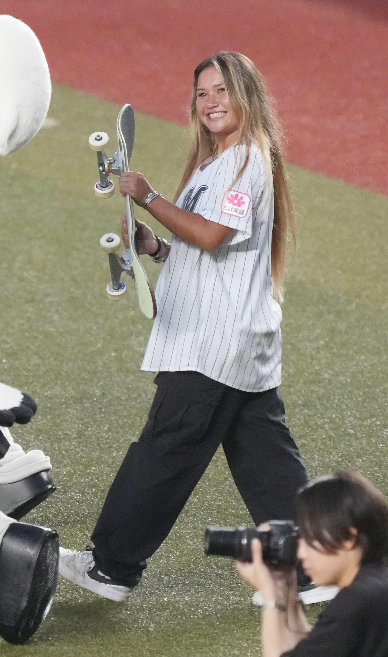 ロッテ対ソフトバンク　セレモニアルピッチに臨むパリ五輪スケートボード女子パークで銅メダリストのブラウン（撮影・小沢裕）
