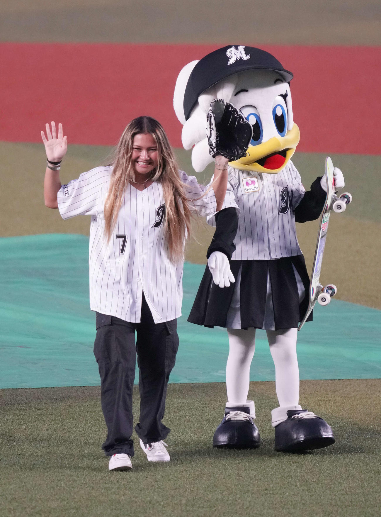 ロッテ対ソフトバンク　セレモニアルピッチに臨むパリ五輪スケートボード女子パークで銅メダリストのブラウン（撮影・小沢裕）