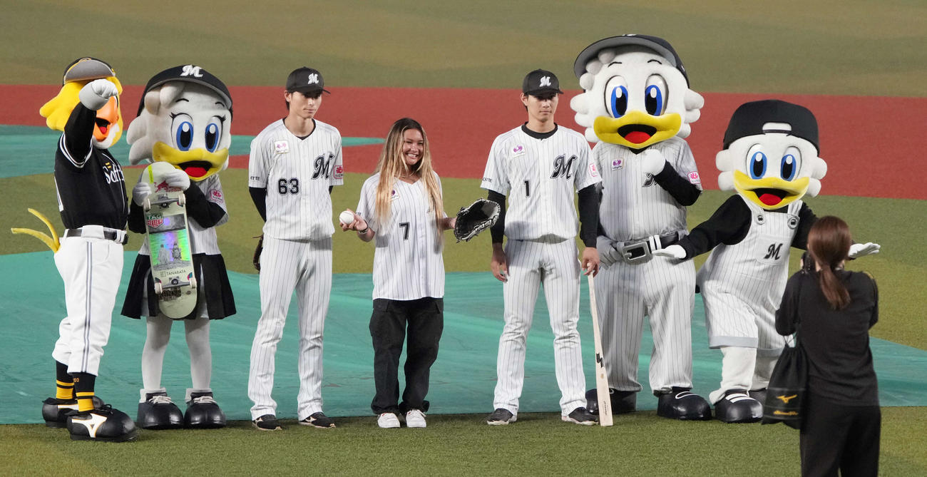 ロッテ対ソフトバンク　セレモニアルピッチに臨んだパリ五輪スケートボード女子パークで銅メダリストのブラウン（撮影・小沢裕）