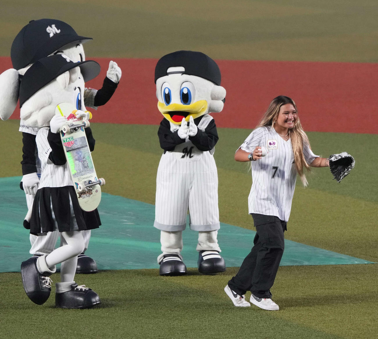 ロッテ対ソフトバンク　セレモニアルピッチに臨んだパリ五輪スケートボード女子パークで銅メダリストのブラウン（撮影・小沢裕）