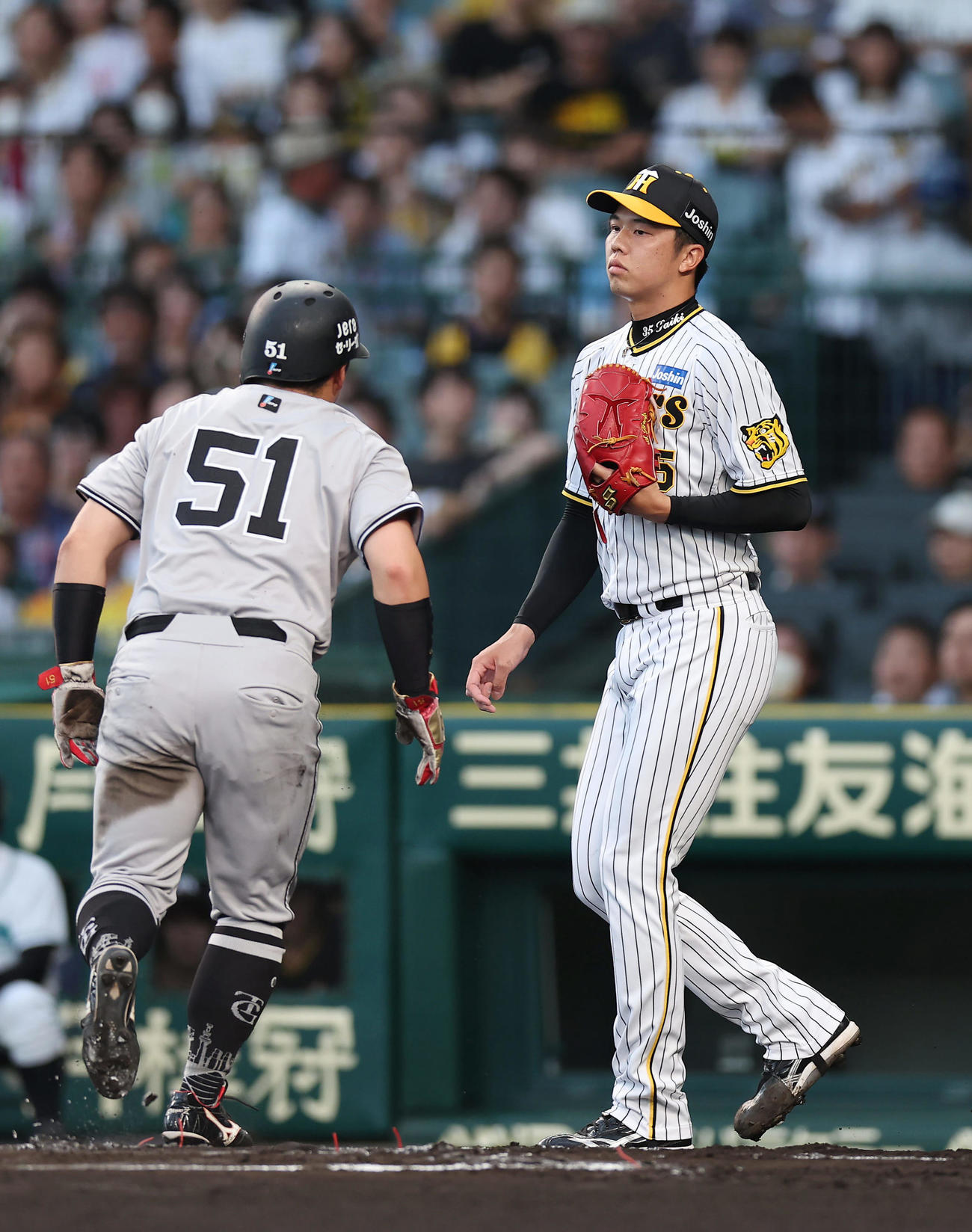 阪神対巨人　1回表巨人1死二塁、モンテスに先制適時打を浴びた才木。左は生還する浅野（撮影・前田充）