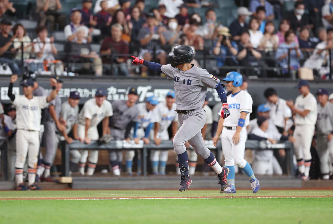 日本ハム2軍対東京6大学選抜　6回表東京6大学選抜1死一塁、左越え2点本塁打を放ちベンチを指さす慶大・清原（撮影・黒川智章）