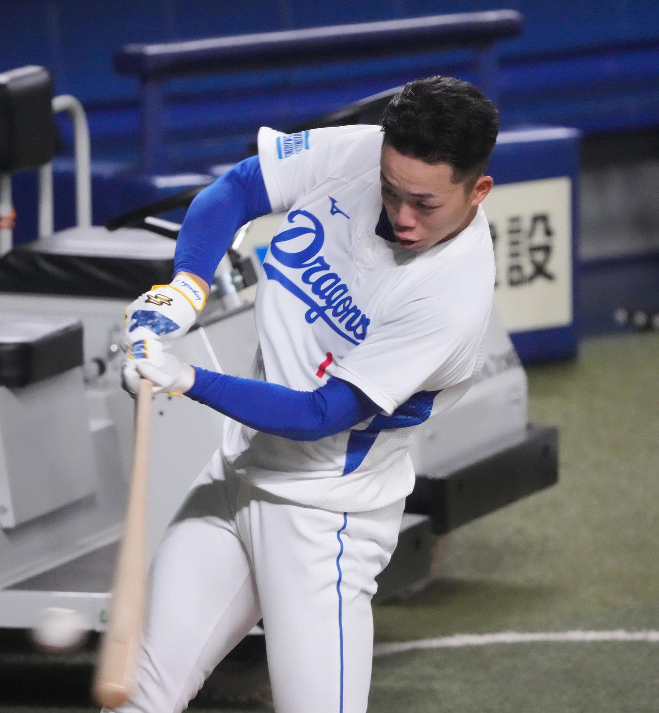 打撃練習をする岡林（撮影・森本幸一）