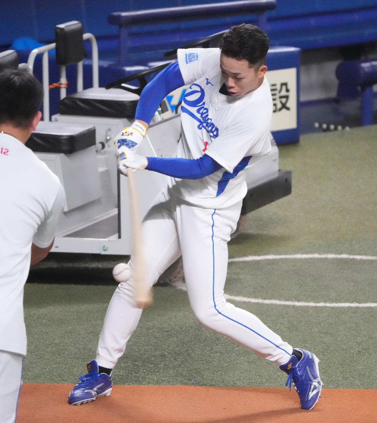 打撃練習をする岡林（撮影・森本幸一）
