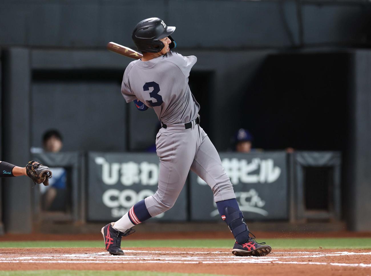 日本ハム2軍対東京6大学選抜　6回表東京6大学選抜1死一塁、左越え2点本塁打を放つ慶大・清原（撮影・黒川智章）