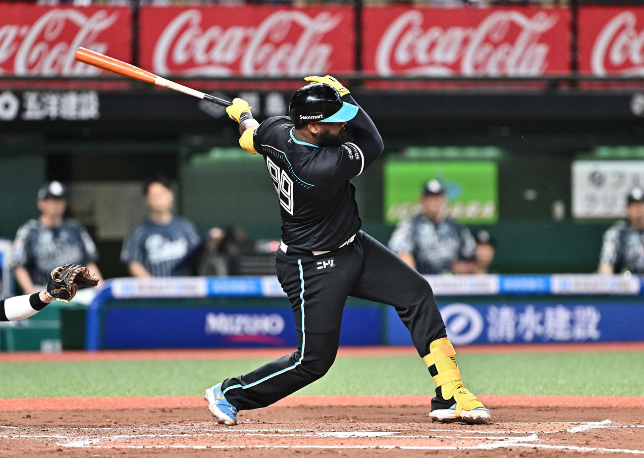 西武対日本ハム　7回表日本ハム無死、レイエスは左前打を放つ（撮影・滝沢徹郎）