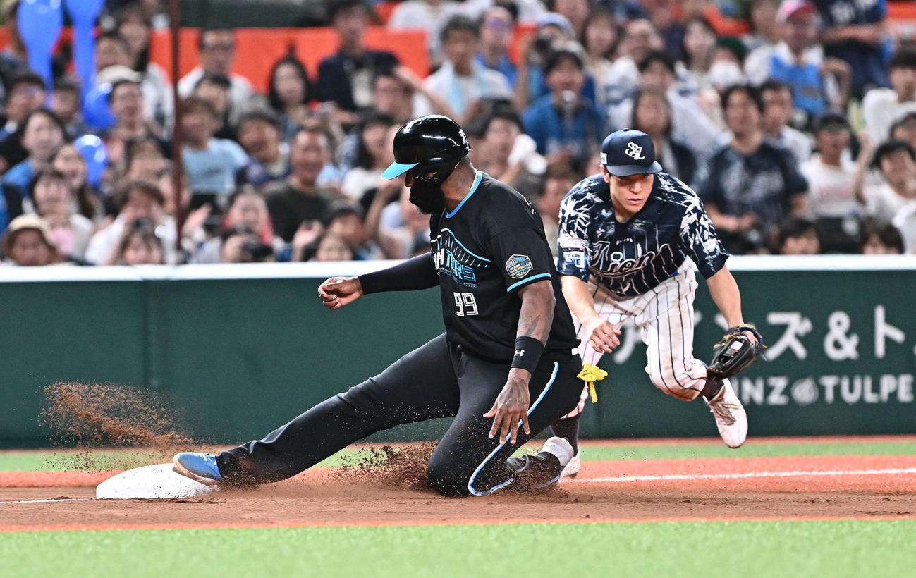 西武対日本ハム　7回表日本ハム1死一塁、郡司の右前打で三進するレイエス（左）。三塁手山野辺（撮影・滝沢徹郎）