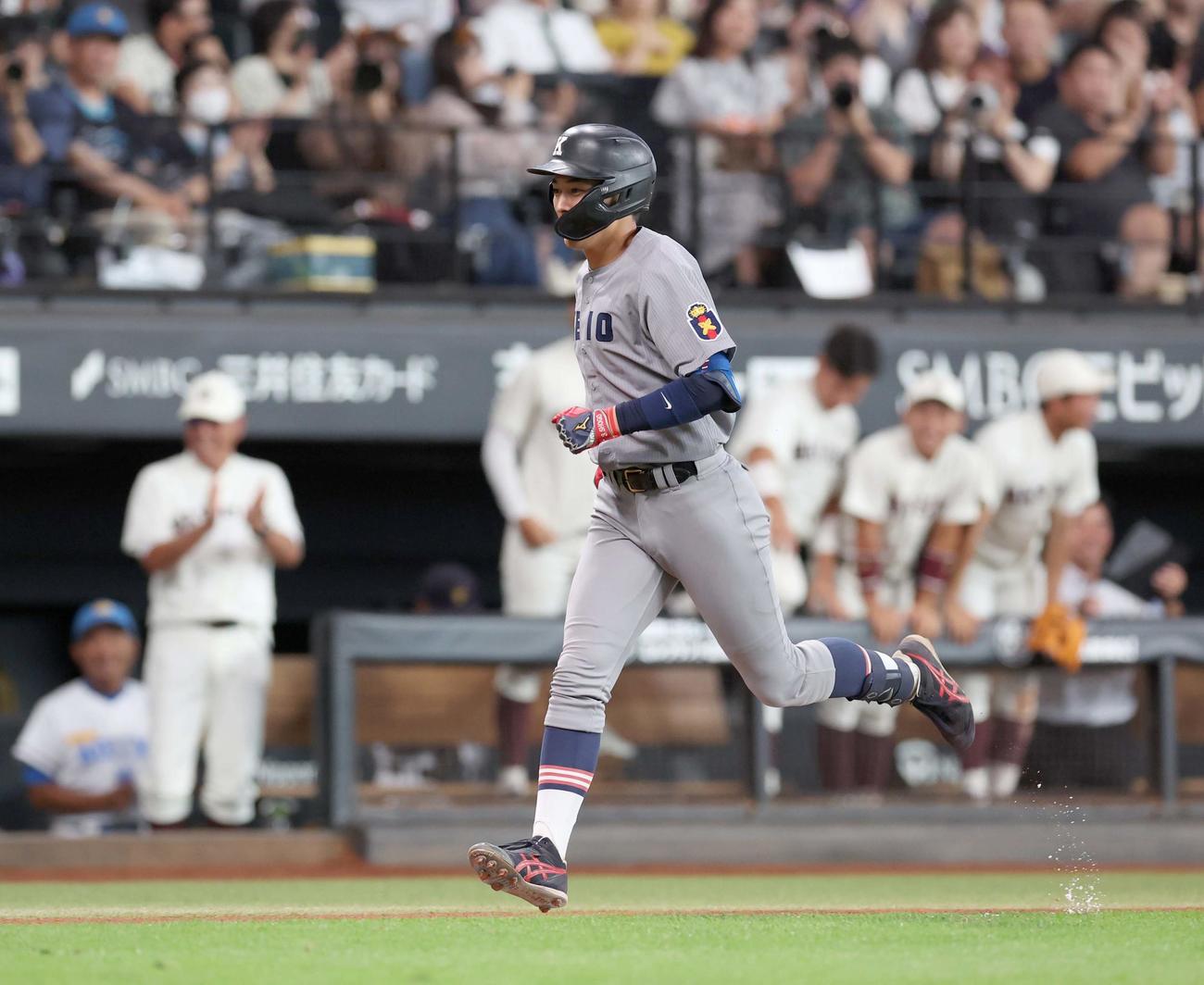 日本ハム2軍対東京6大学選抜　6回表東京6大学選抜1死一塁、左越え2点本塁打をちダイヤモンドを回る慶大・清原（撮影・黒川智章）