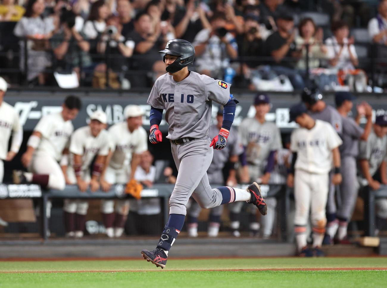 日本ハム2軍対東京6大学選抜　6回表東京6大学選抜1死一塁、2点本塁打を放ちダイヤモンドを回る慶大・清原（撮影・黒川智章）