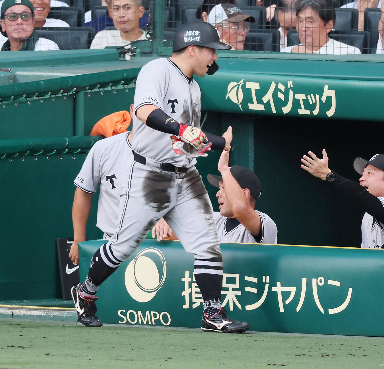 阪神対巨人　1回表巨人1死二塁、モンテスの中適時打で二走野が生還しベンチで阿部監督（右）とタッチする（撮影・加藤哉）
