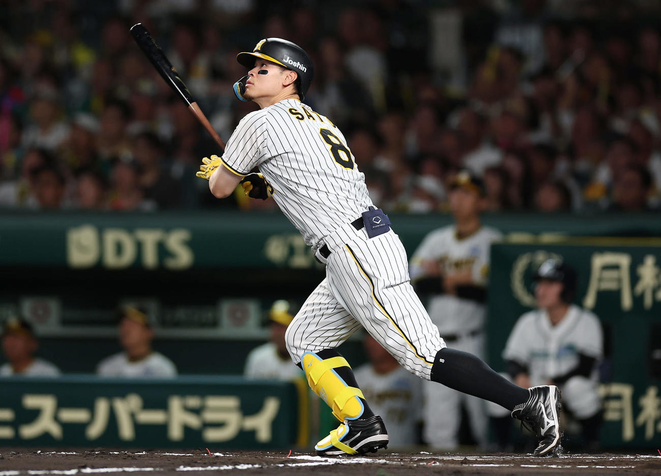 阪神対巨人　6回裏阪神2死一、二塁、左中間へ逆転3点本塁打を放つ佐藤輝（撮影・前田充）