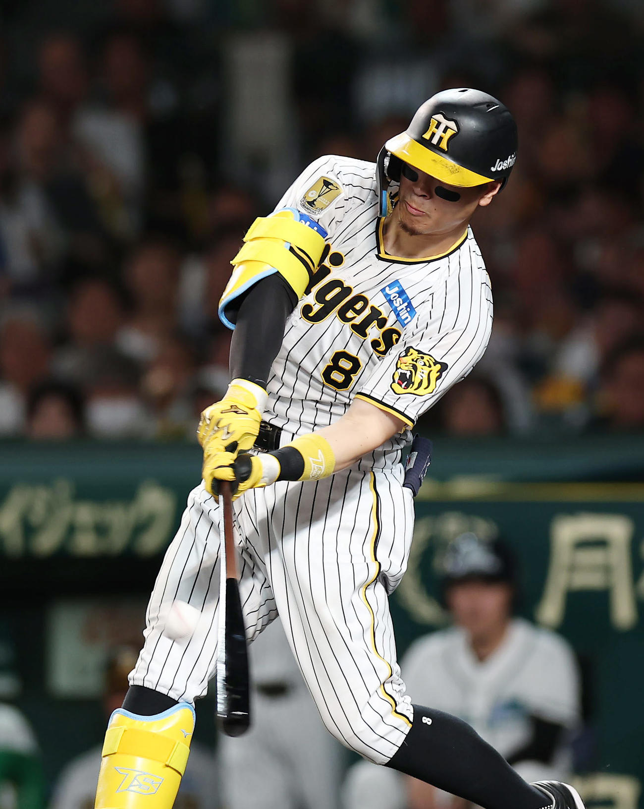 阪神対巨人　6回裏阪神2死一、二塁、左中間へ逆転3点本塁打を放つ佐藤輝（撮影・前田充）
