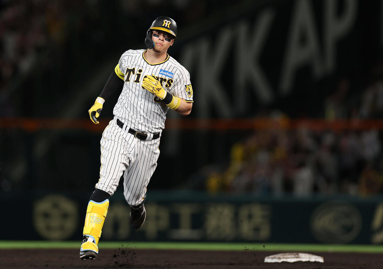 阪神対巨人　6回裏阪神2死一、二塁、左中間へ逆転3点本塁打を放ち、ダイヤモンドをまわる佐藤輝（撮影・前田充）