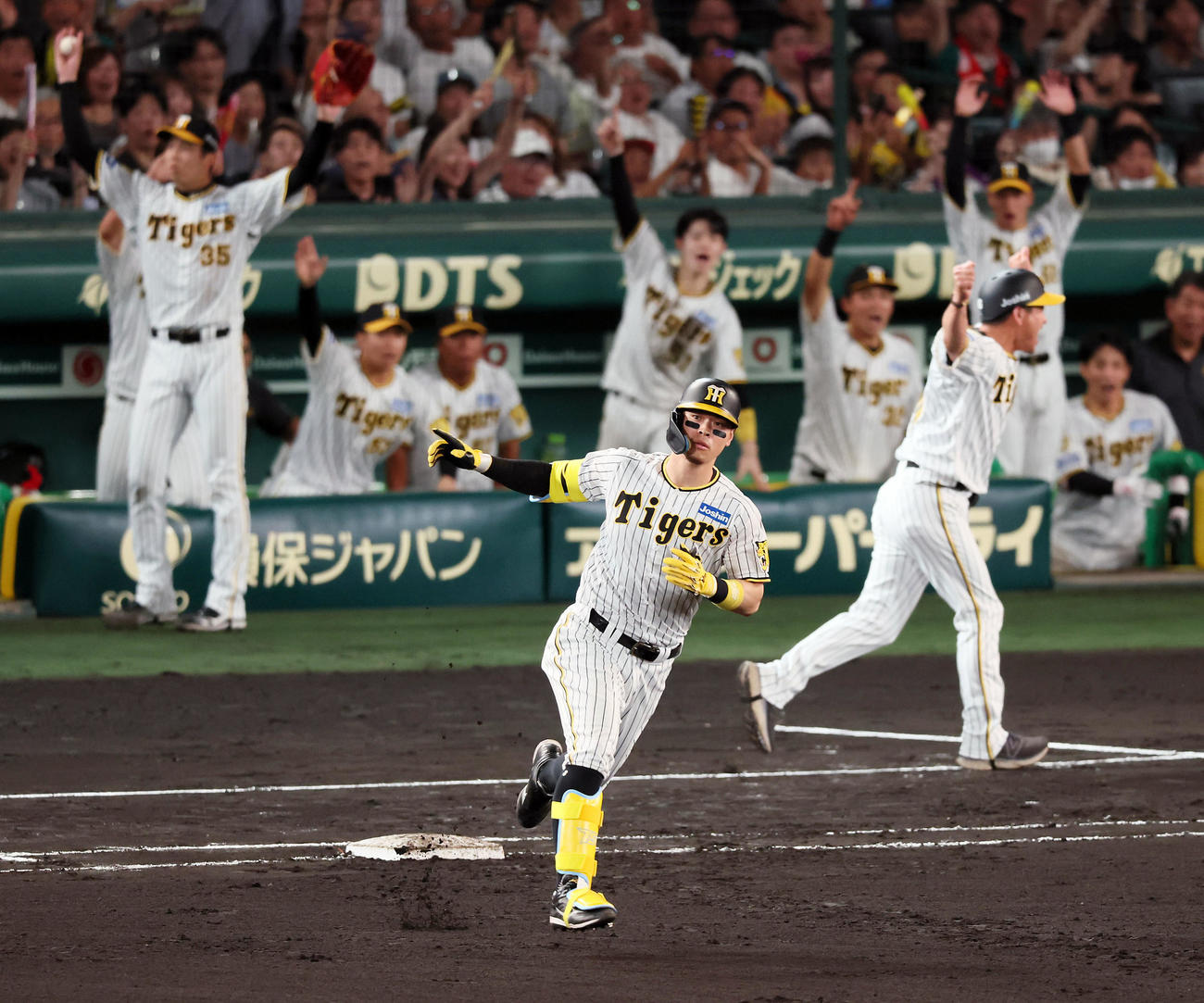 阪神対巨人　6回裏阪神2死一、二塁、佐藤輝は中越え3点本塁打を放つ（撮影・加藤哉）