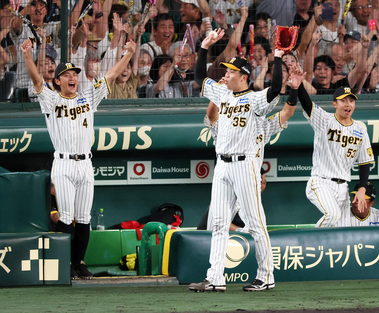 阪神対巨人　6回裏阪神2死一、二塁、才木は佐藤輝の中越え3点本塁打にベンチ前でバンザイポーズ。左は熊谷、右は島田（撮影・加藤哉）