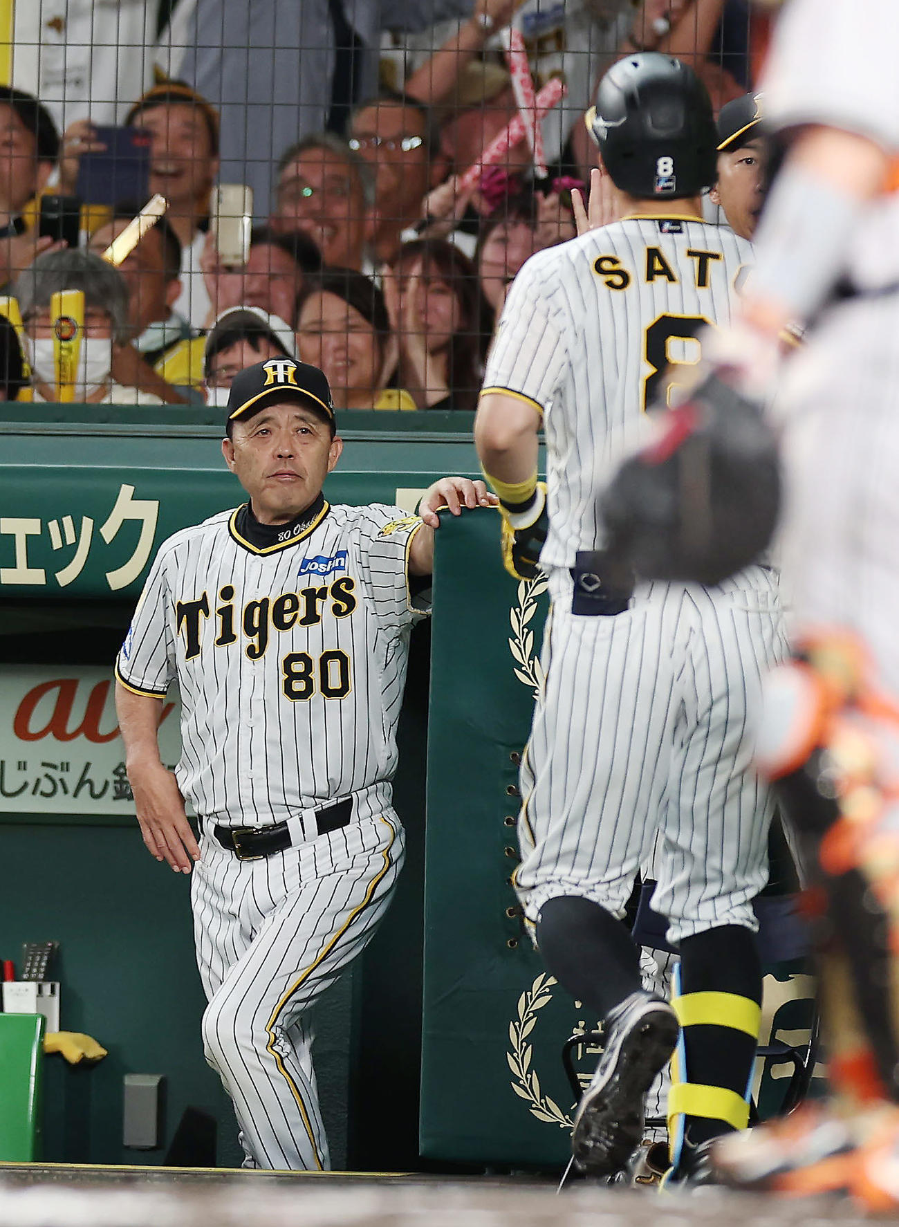 阪神対巨人　6回裏阪神2死一、二塁、逆転3点本塁打を放った佐藤輝（右）を迎える岡田監督（撮影・前田充）