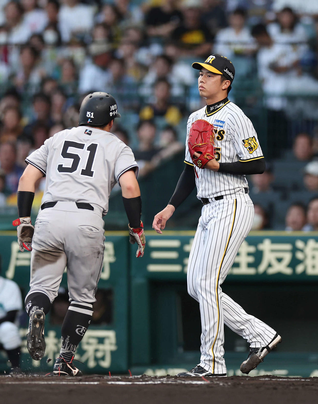 阪神対巨人　1回表巨人1死二塁、モンテスに先制適時打を浴びた才木。左は生還する浅野（撮影・前田充）
