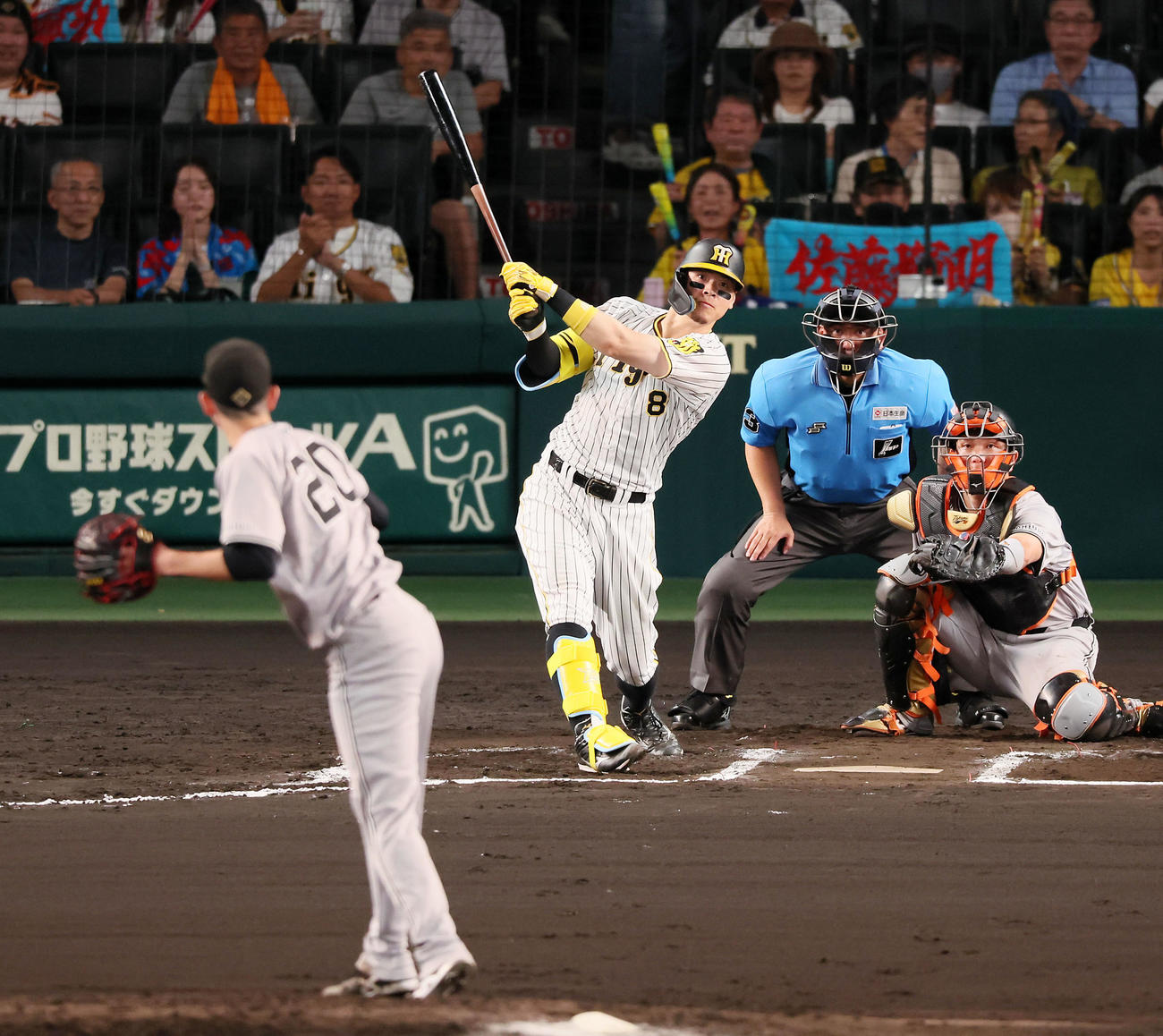 阪神対巨人　6回裏阪神2死一、二塁、佐藤輝は左越え3点本塁打を放つ。投手戸郷（撮影・加藤哉）