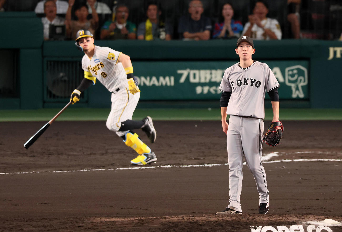 阪神対巨人　6回裏阪神2死一、二塁、戸郷は佐藤輝に左越え3点本塁打を浴びる（撮影・加藤哉）